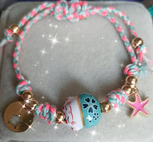 Pulsera de cordón trenzado de algodón con dije de gato cerúleo.