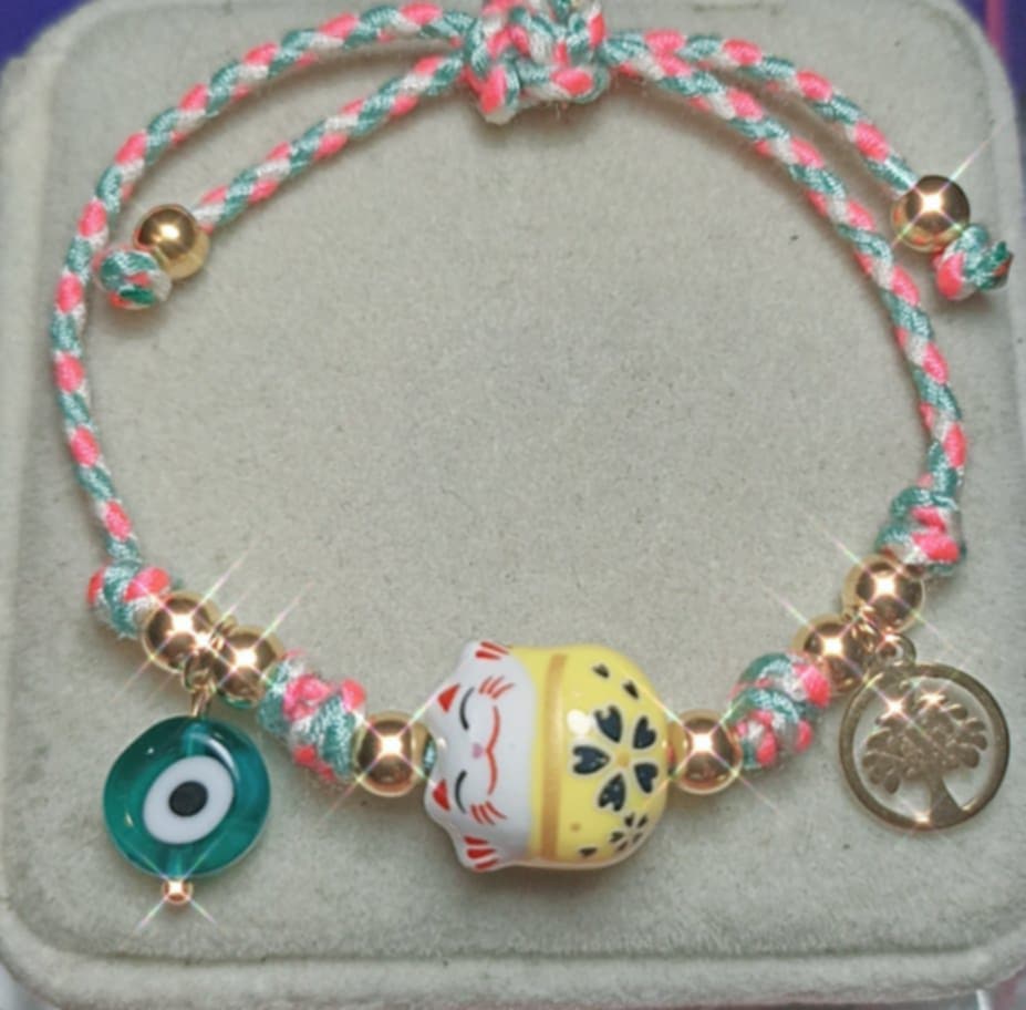 Pulsera de cordón trenzado de algodón con dije de gato amarillo.